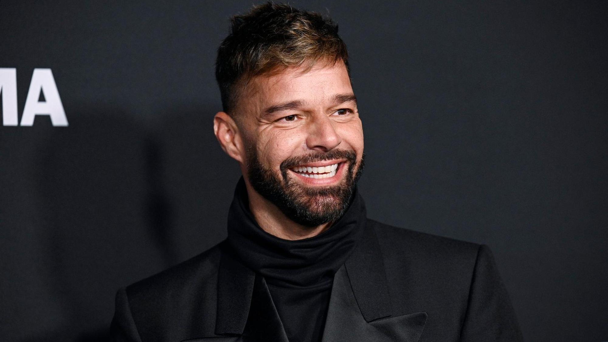 Ricky Martin lacht für die Fotografen.