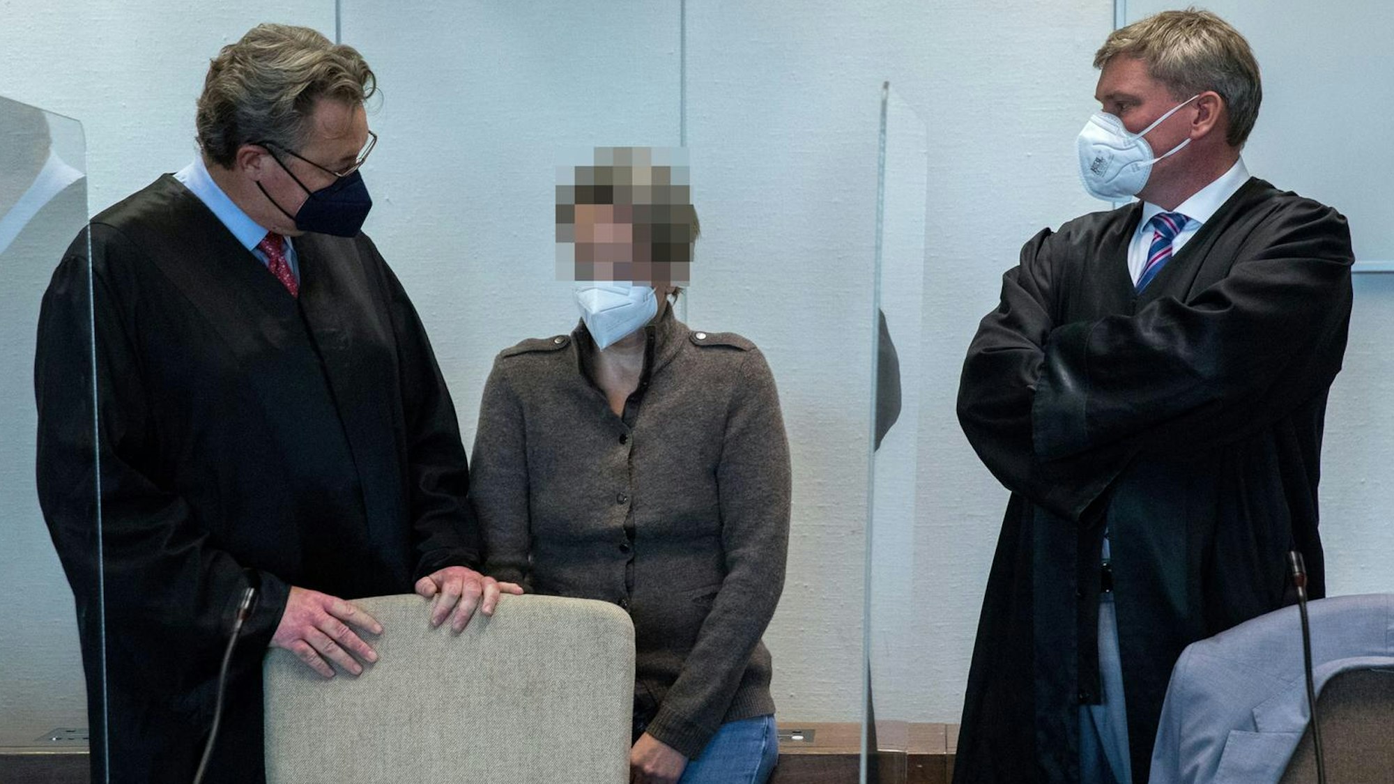 Die Angeklagte kurz vor dem Urteil im Insulin-Prozess im Landgericht Köln mit ihren Verteidigern Jürgen Graf (l.) und Frank Seebode.