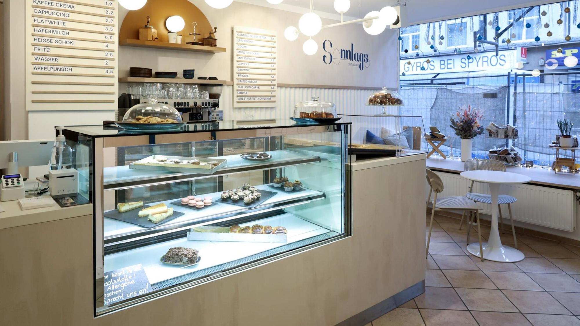Die Theke in der Patisserie Sonntags.