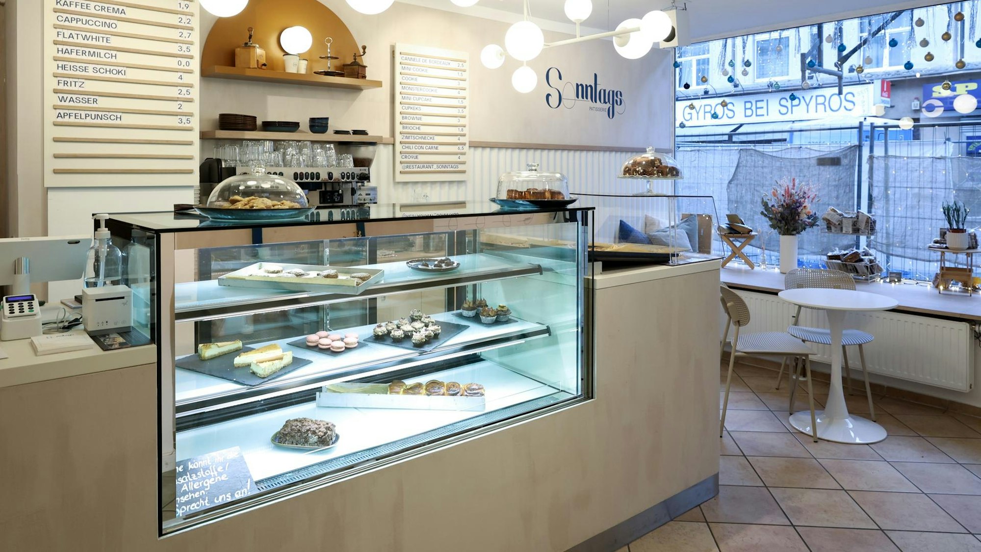 Die Theke in der Patisserie Sonntags.
