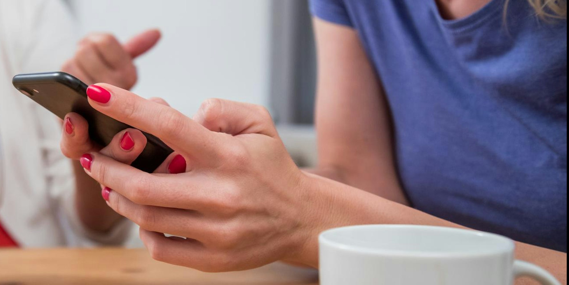 Frau-schaut-aufs-Handy-Smartphone