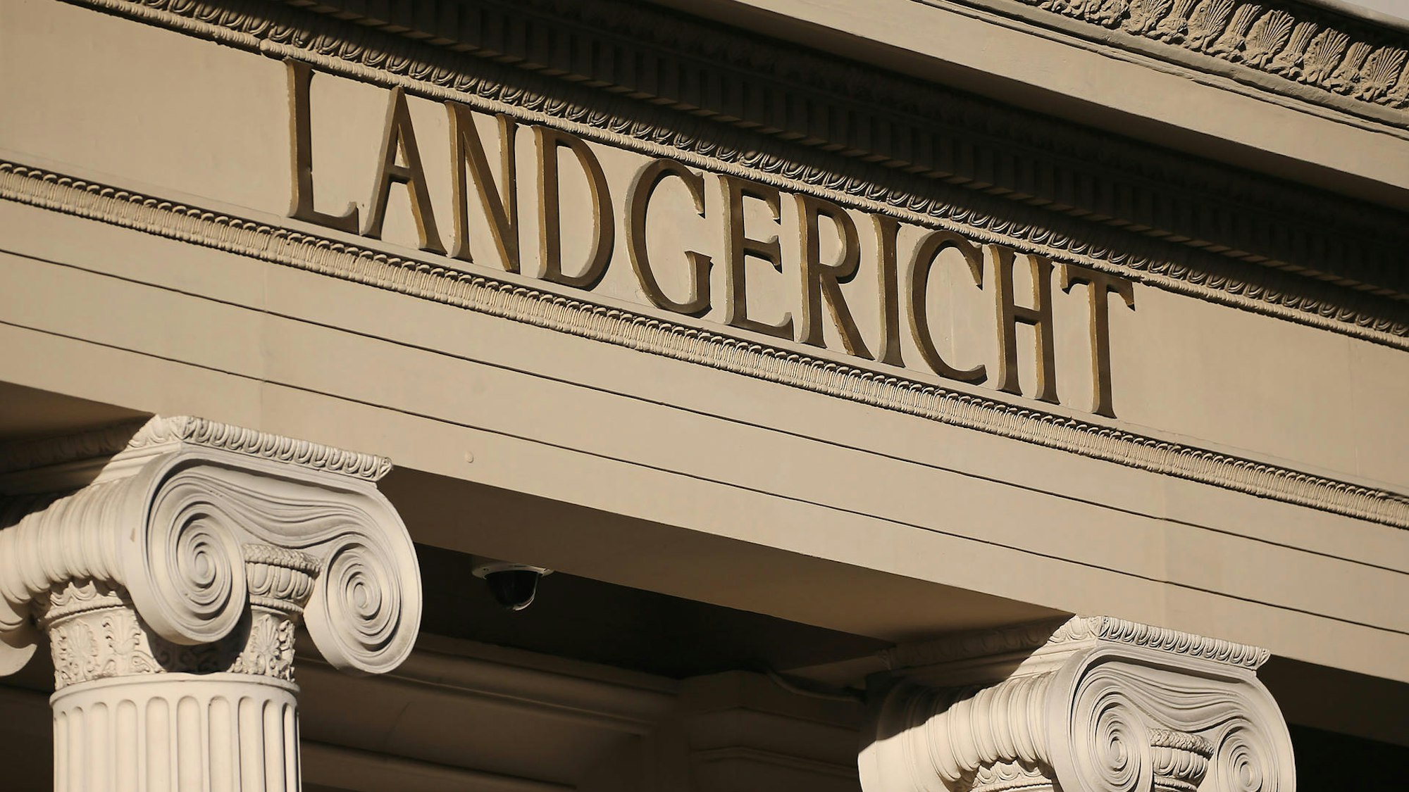 Der Eingang des Landgerichts in Bonn.