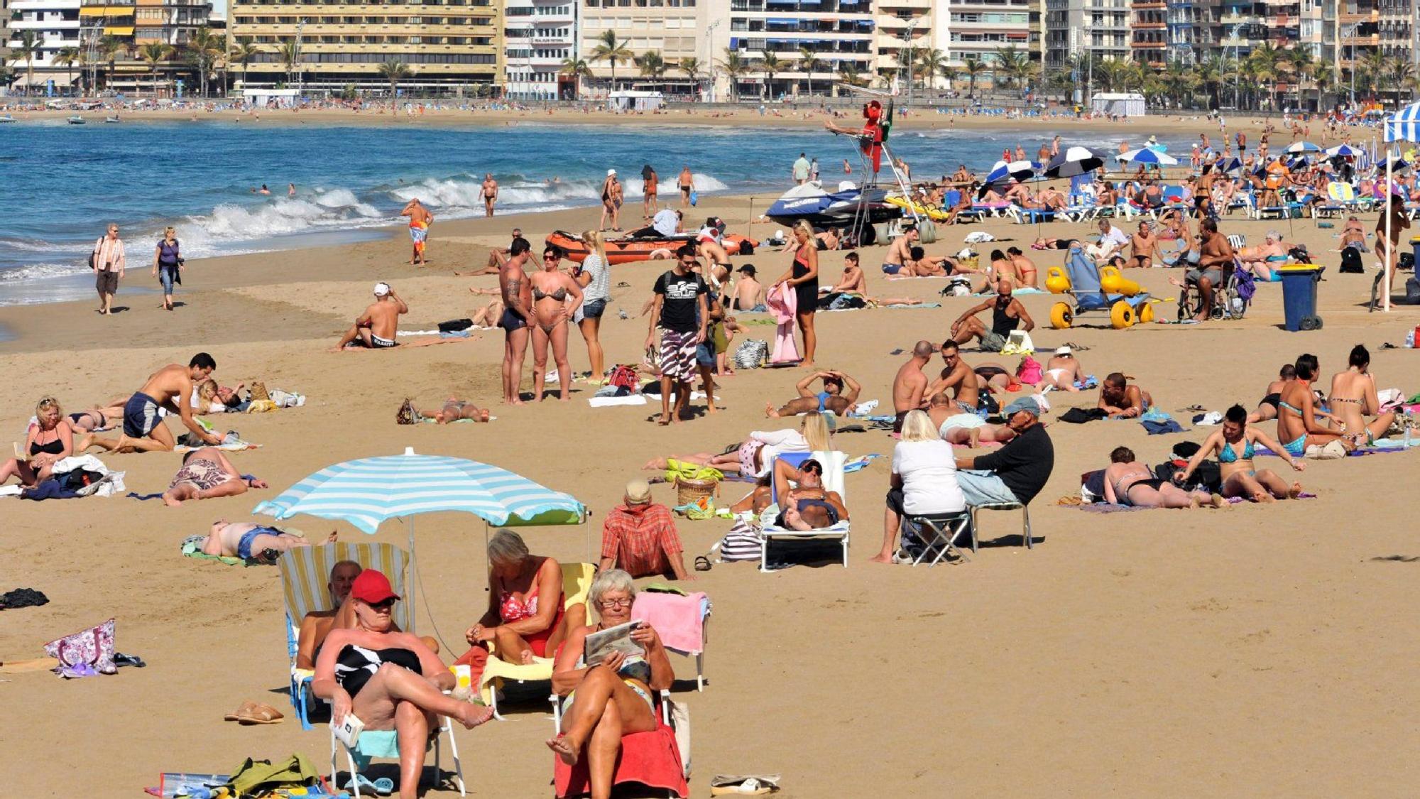 Badegäste am Strand auf Gran Canaria (Symbolbild).