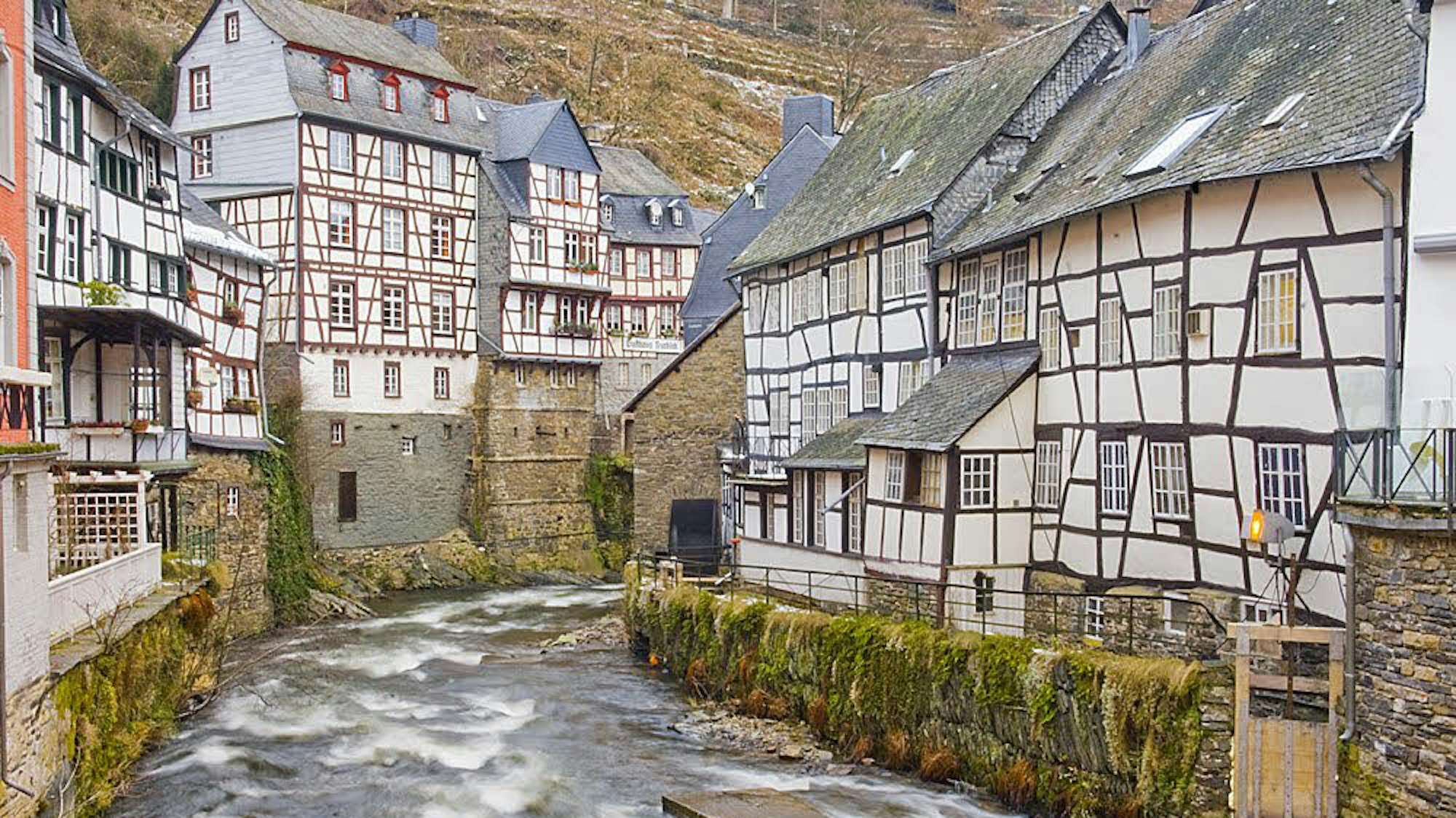 Fluss fließt zwischen Fachwerkhäusern