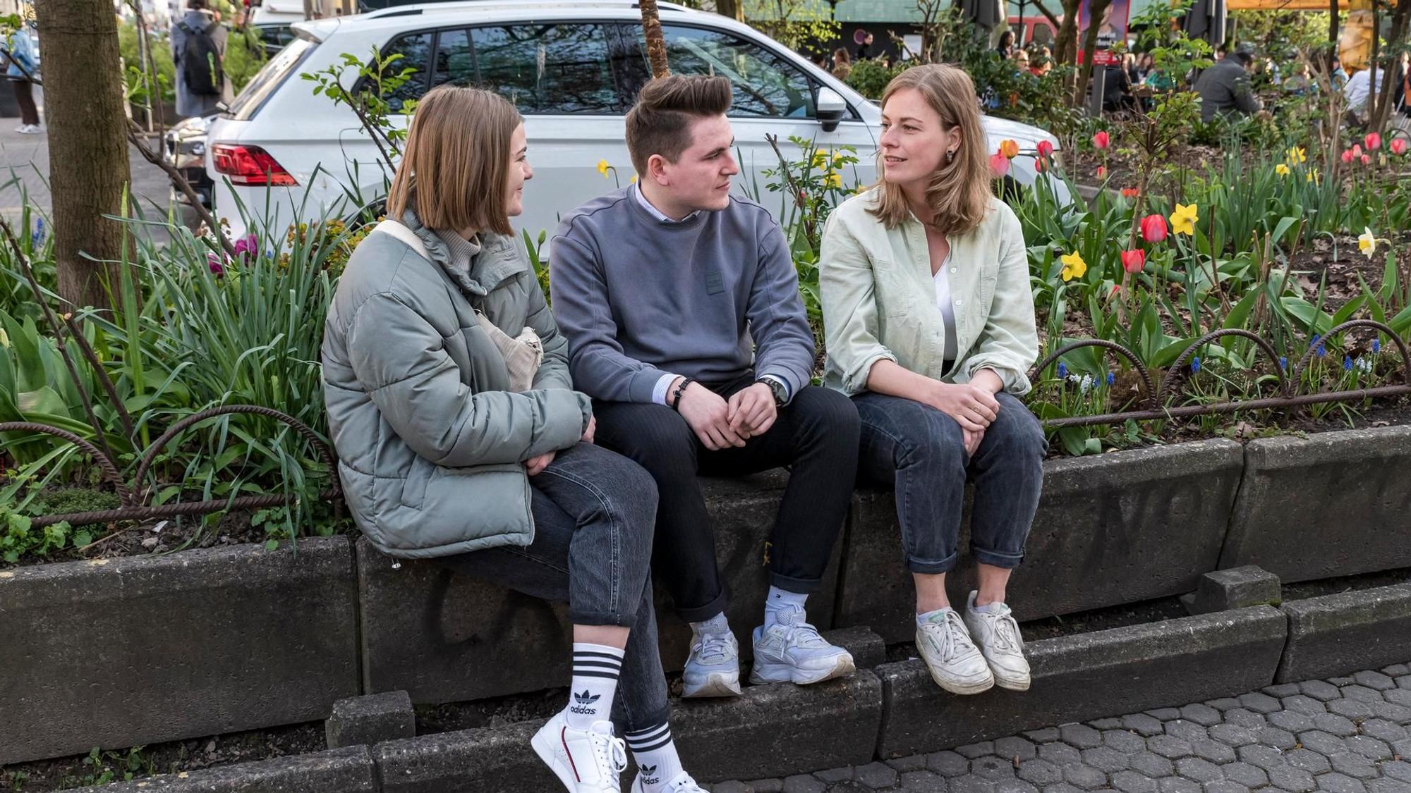 Die ehemaligen Bewohner Julia O., Daniel H. und Carolin O. am Brüsseler Platz.
