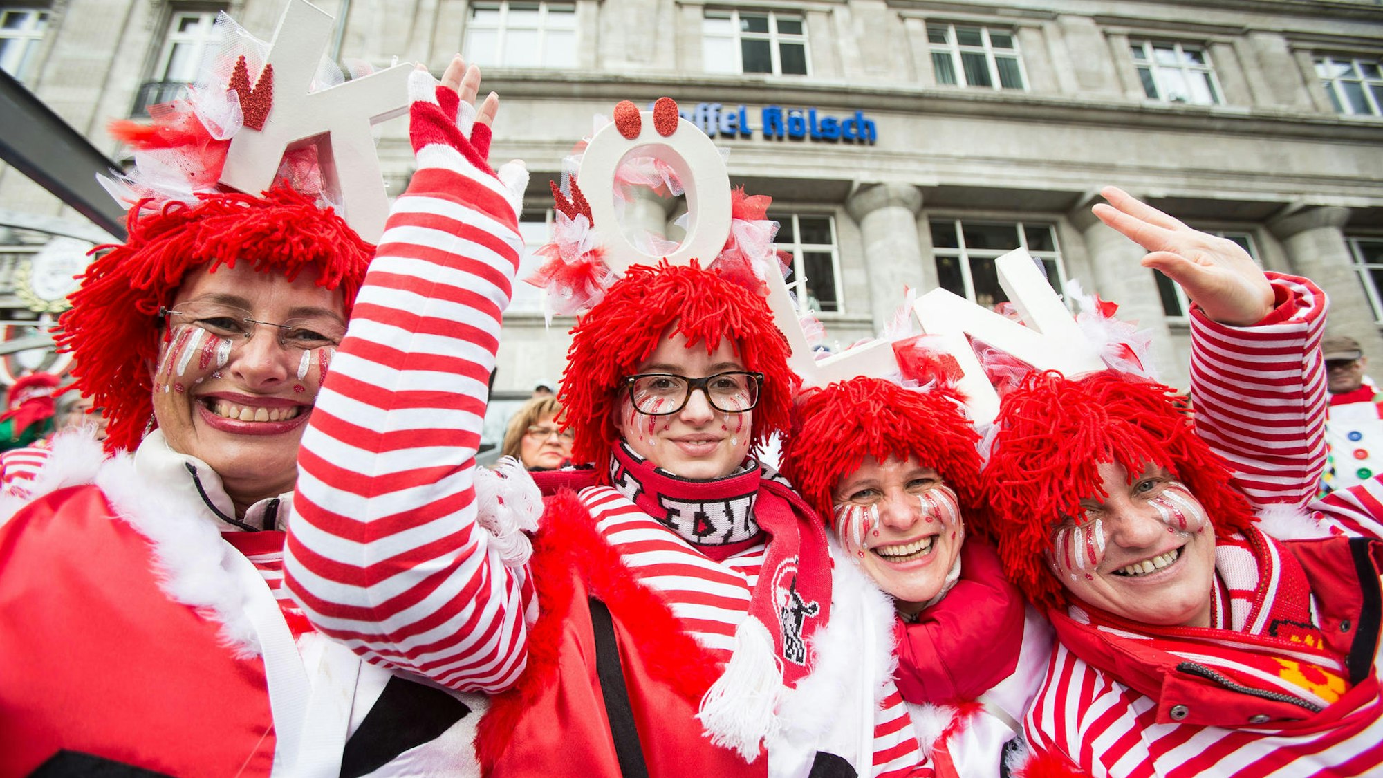 Karnevalisten in rot-weißen Kostümen