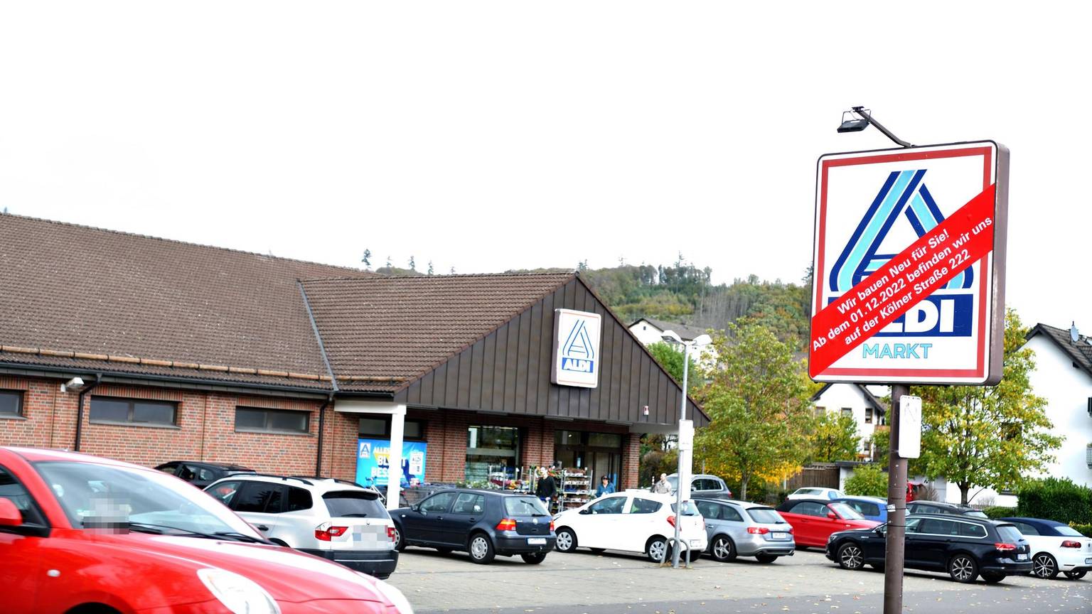 Der Aldi-Markt in Bergneustadt. Über dem Aldi-Schild klebt ein Verweis, dass der Markt schließen wird.