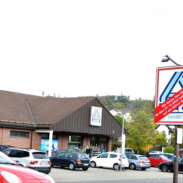 Der Aldi-Markt in Bergneustadt. Über dem Aldi-Schild klebt ein Verweis, dass der Markt schließen wird.