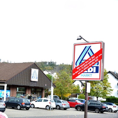 Der Aldi-Markt in Bergneustadt. Über dem Aldi-Schild klebt ein Verweis, dass der Markt schließen wird.