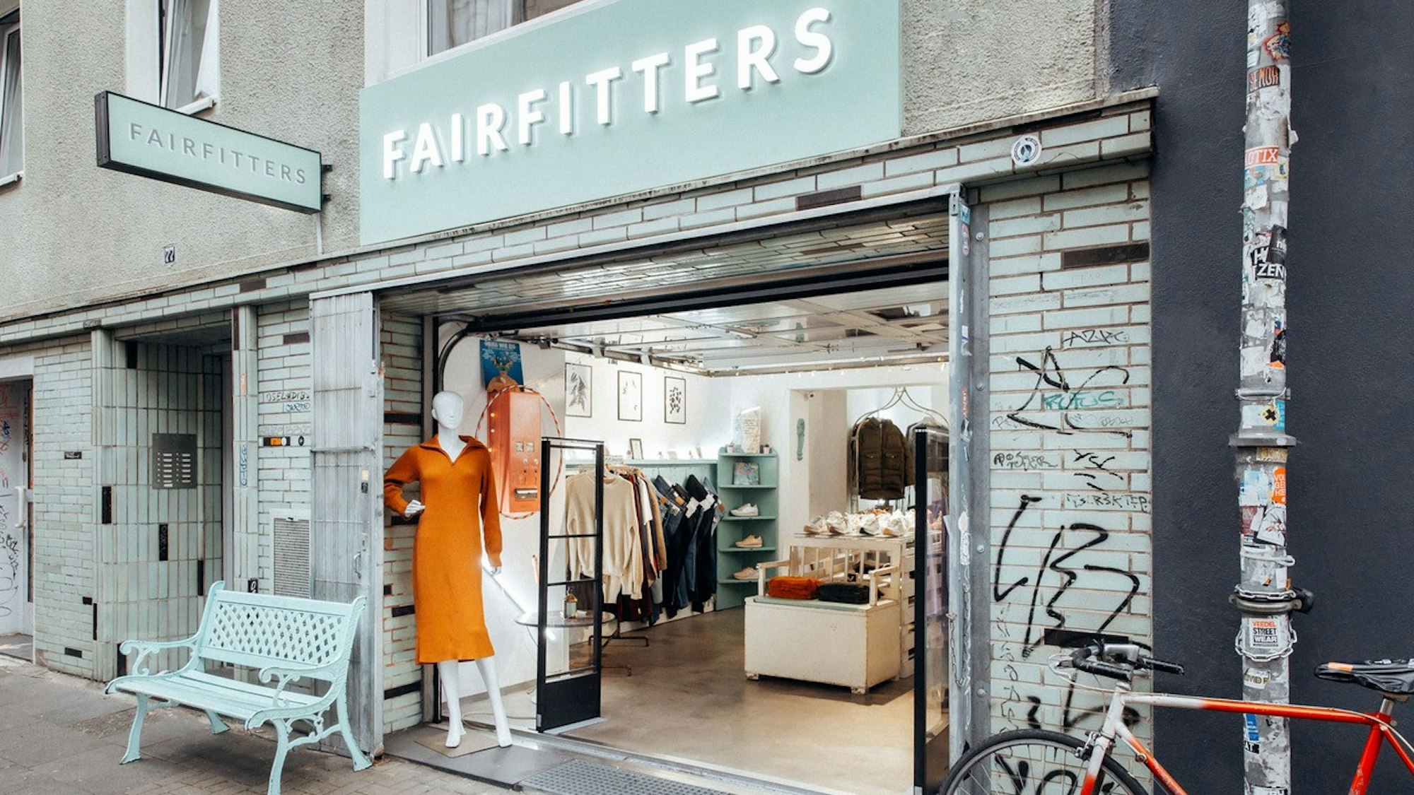 Eingangstür eines Kleidungsgeschäfts