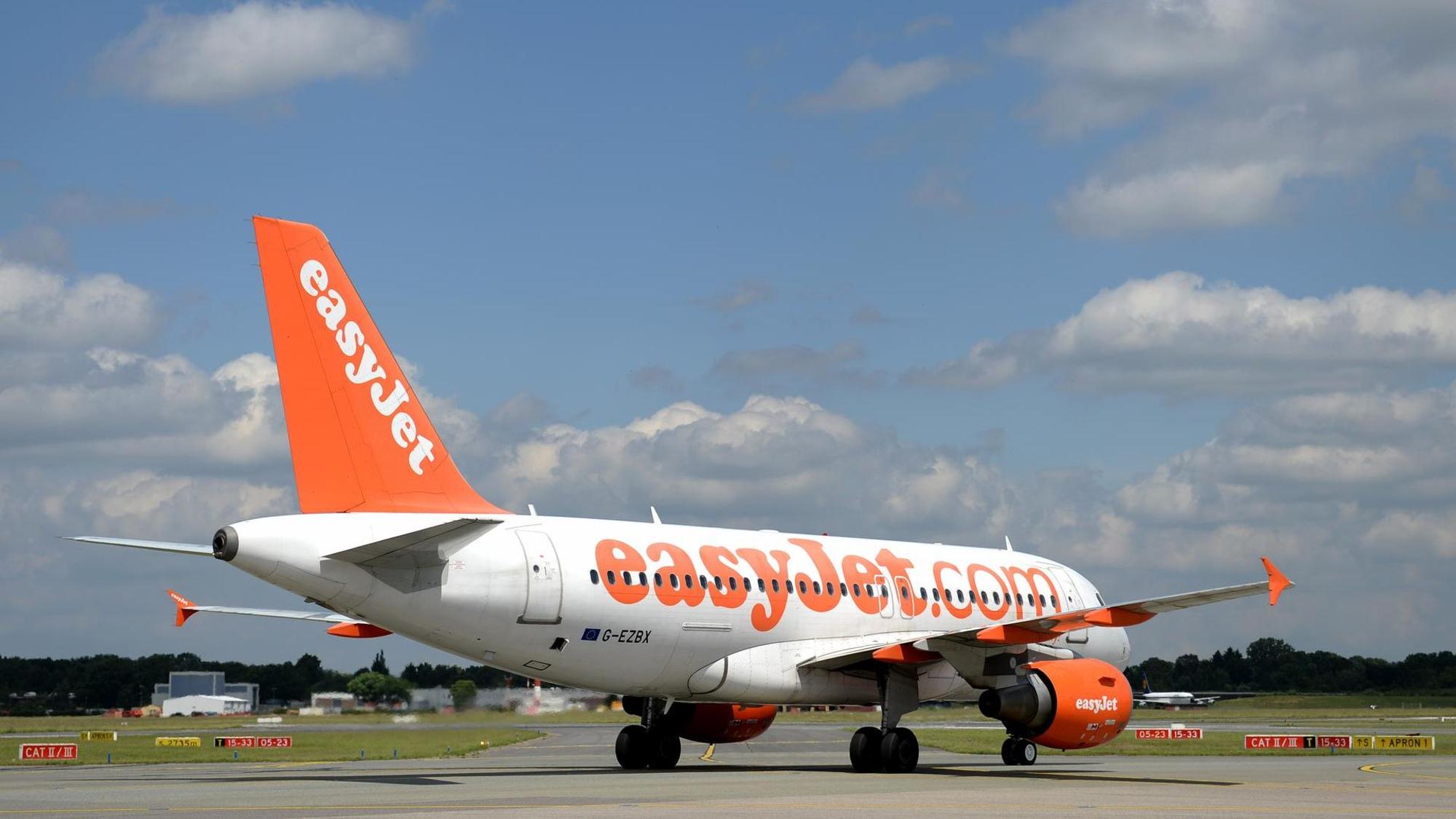 Eine Maschine des britischen Billigfliegers easyJet auf dem Rollfeld.