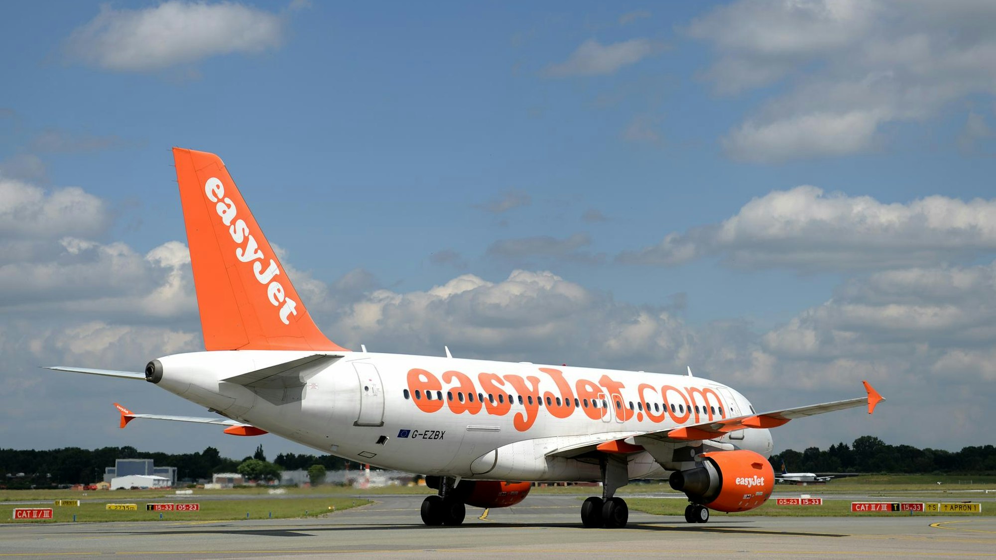 Eine Maschine des britischen Billigfliegers easyJet auf dem Rollfeld.