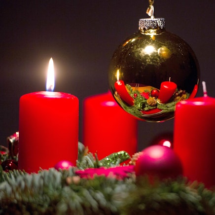 Adventskranz rote Kerzen