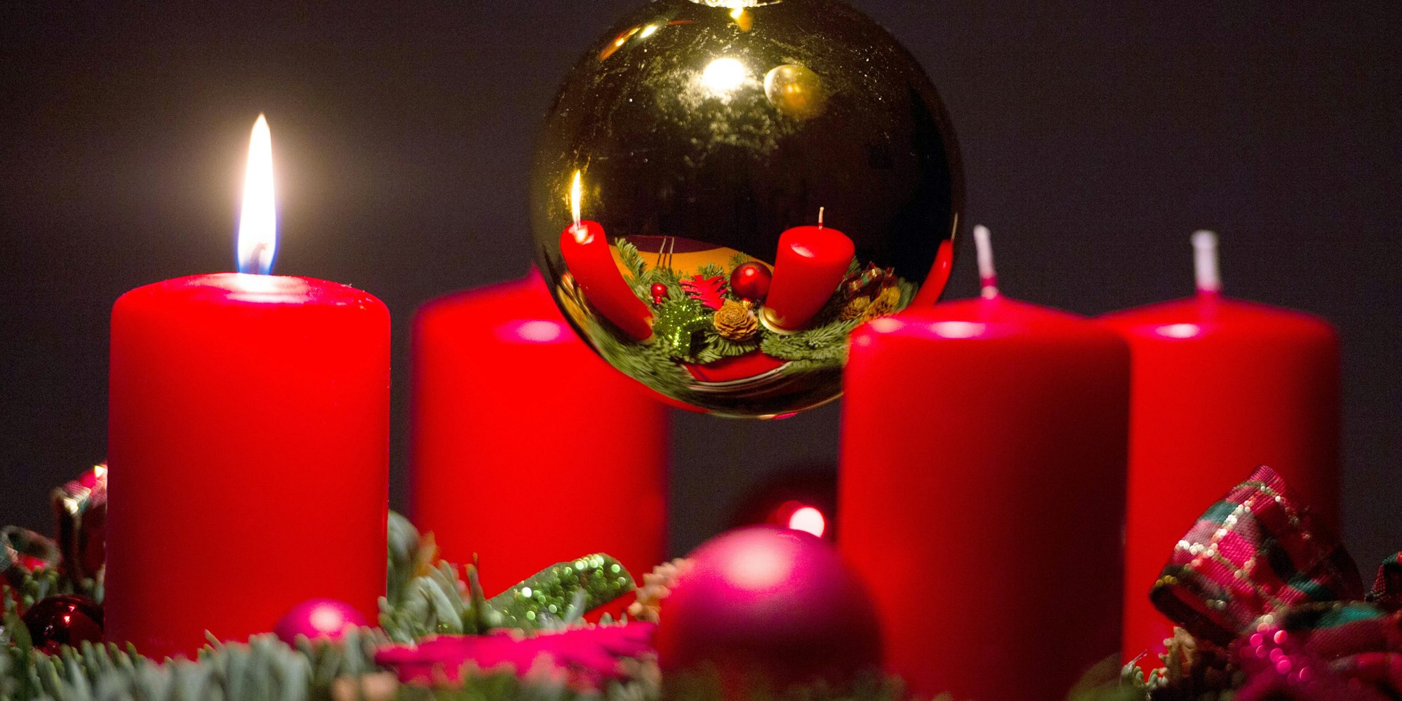 Adventskranz rote Kerzen