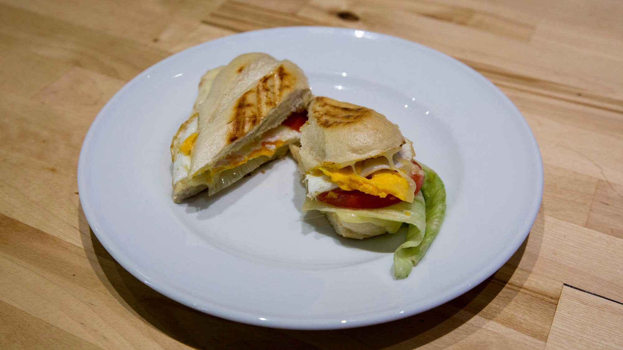 Pebete liegt im Cafe sur auf einem Teller.