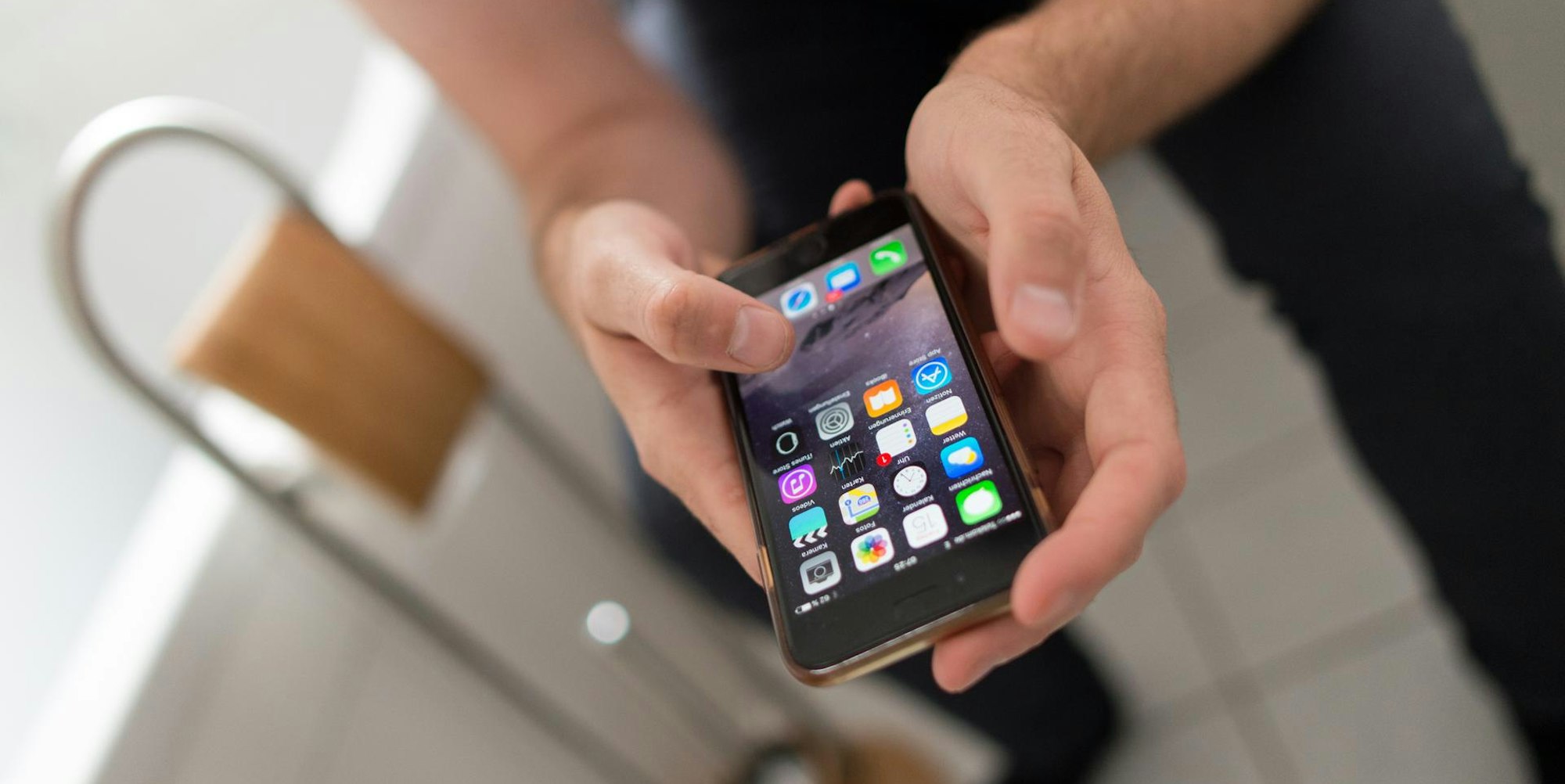 Smartphone_Handy_Toilette_Bad