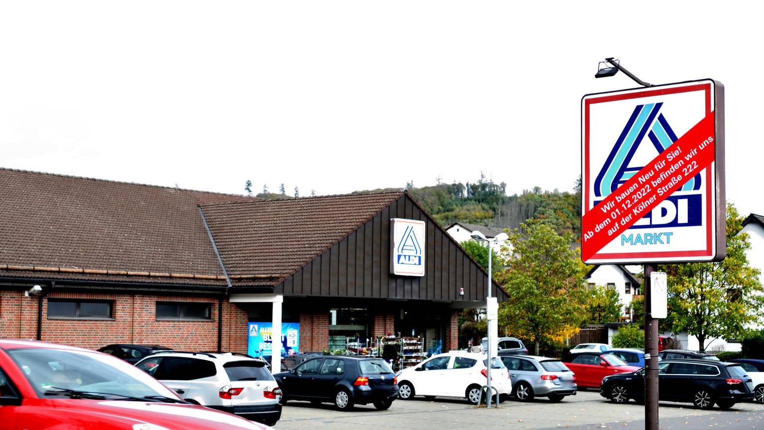 Die Aldi-Filiale an der Henneweide ist von außen zu sehen. Auf dem Schild ist ein Banner mit dem Hinweis der Schließung aufgeklebt.