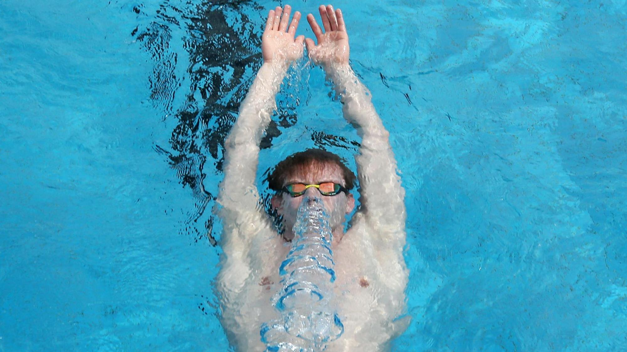Ein Schwimmer im Becken.