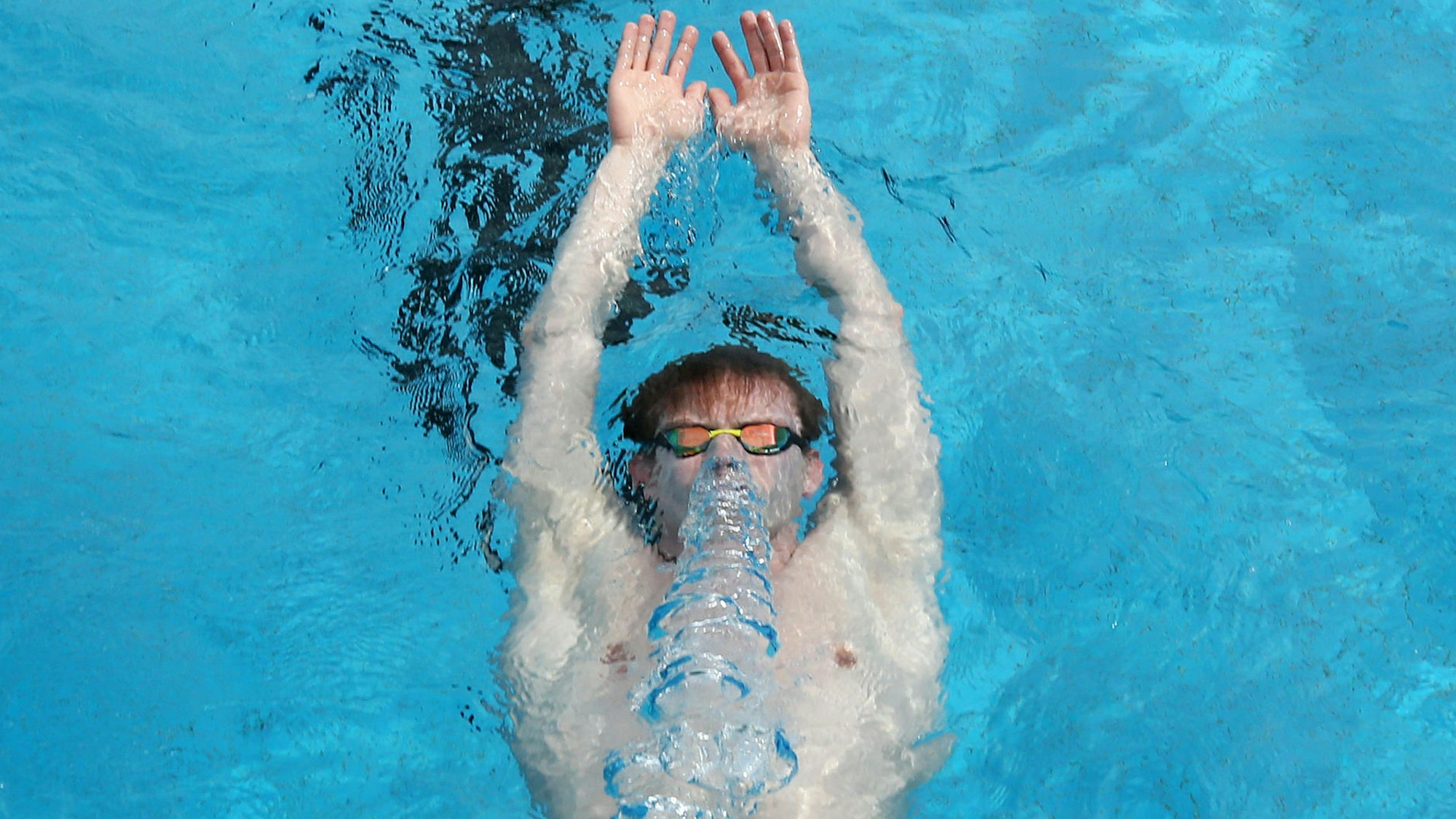 Ein Schwimmer im Becken.