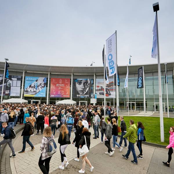 Besucher der Kölner Fitnessmesse Fibo 2019