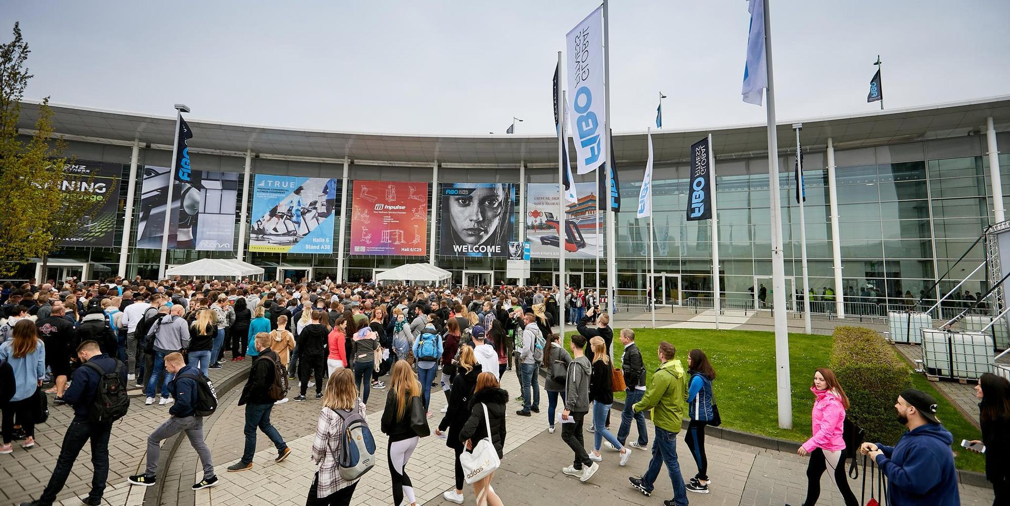 Besucher der Kölner Fitnessmesse Fibo 2019