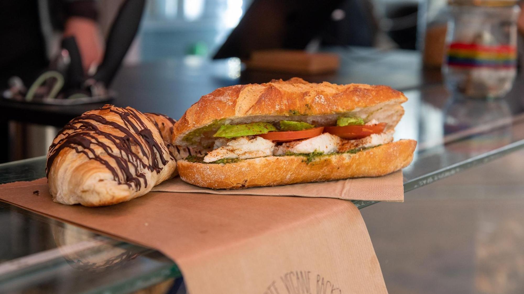 Leckere vegane Sandwiches und Croissants bei Hempies (Archivbild).