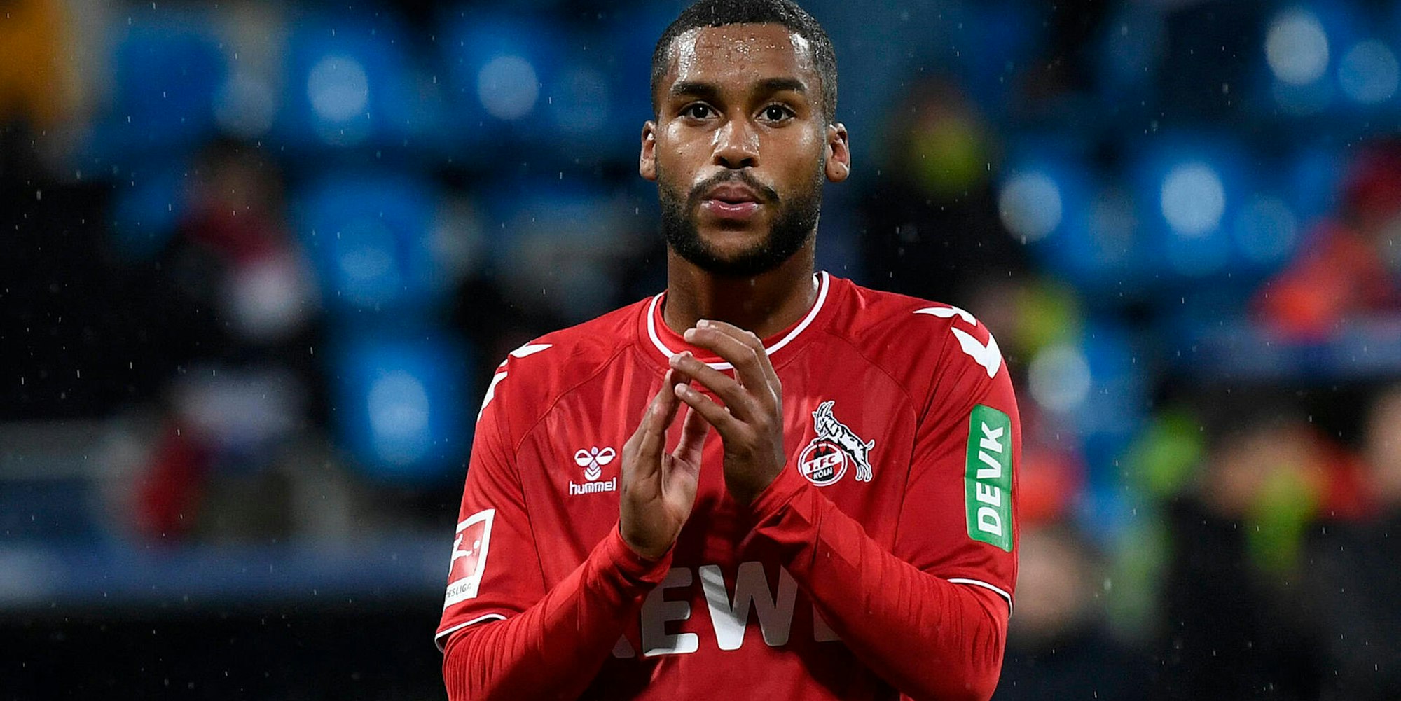 Maina klatscht nach Spiel in Boc