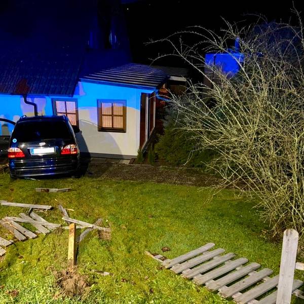 windeck auto knallt in Hauswand