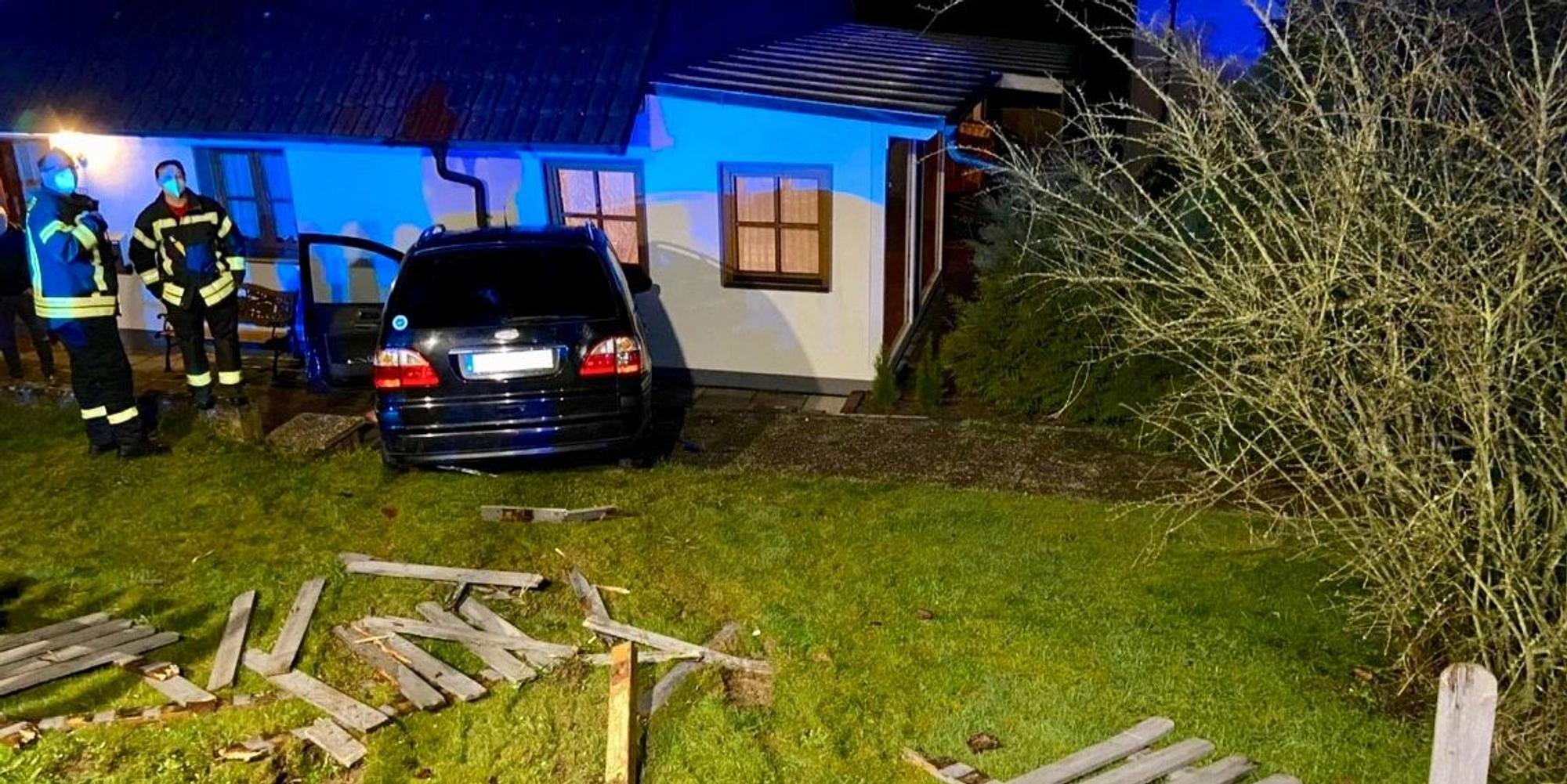 windeck auto knallt in Hauswand