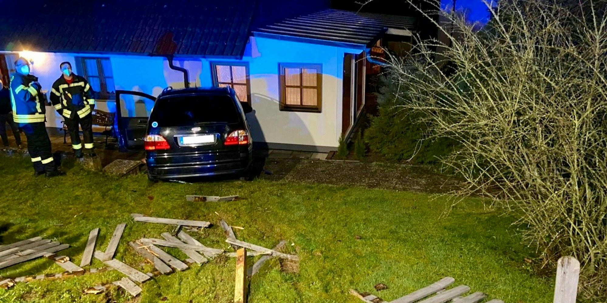 windeck auto knallt in Hauswand