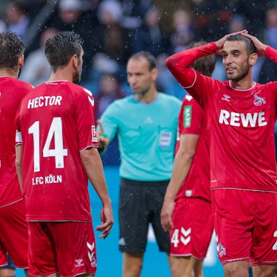 Skhiri Hände überm Kopf