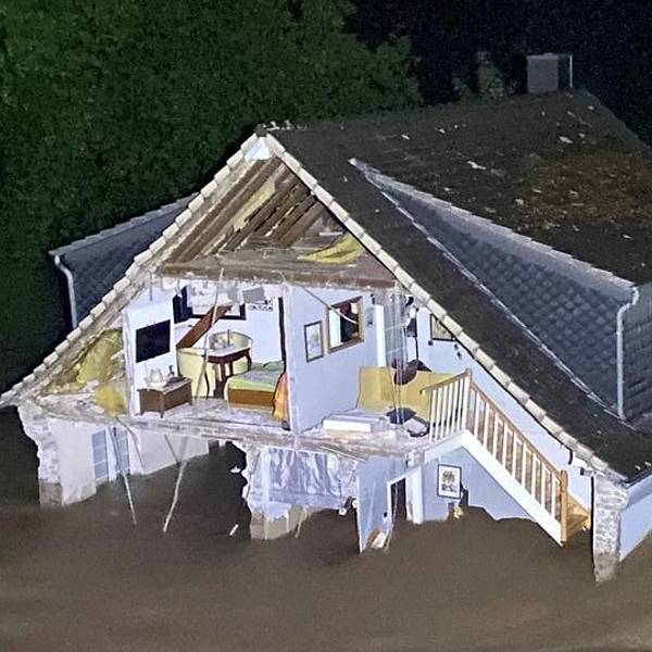 Die eingestürzte Giebelwand gibt den Blick in das Innere des Hauses frei.