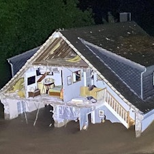 Die eingestürzte Giebelwand gibt den Blick in das Innere des Hauses frei.