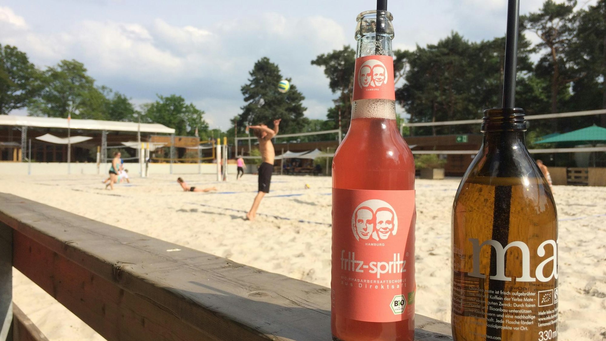 Wo sonst im Sand Beachvolleyball gespielt wird, ist im Winter Eisstockschießen und Käsefondue angesagt. (Symbolbild Playa)