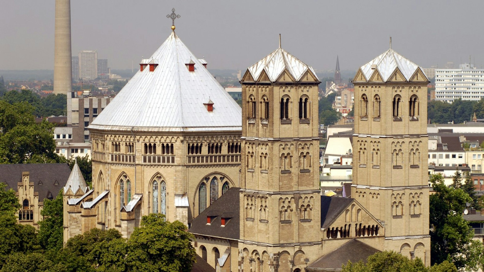 Luftbild einer Kirche mit zwei Türmen und einem gleich hohen Hauptgebäude