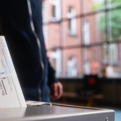 LTW Mann wirft Stimmzettel in Ur