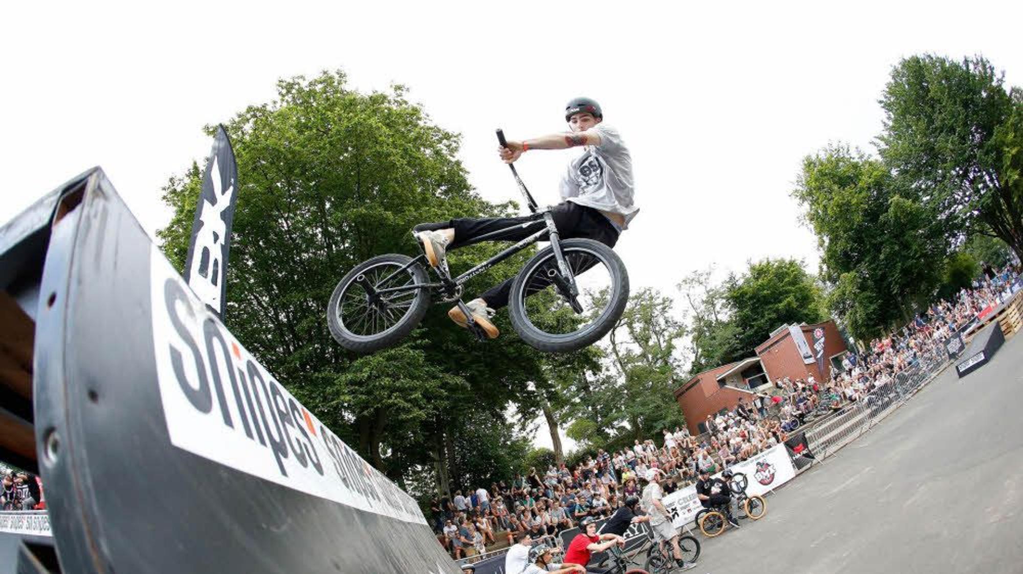 Der BMX-Fahrer Manuel zeigt vor Beginn der 24. Messe «Modell Hobby Spiel 2019» Kunststücke mit seinem Rad.