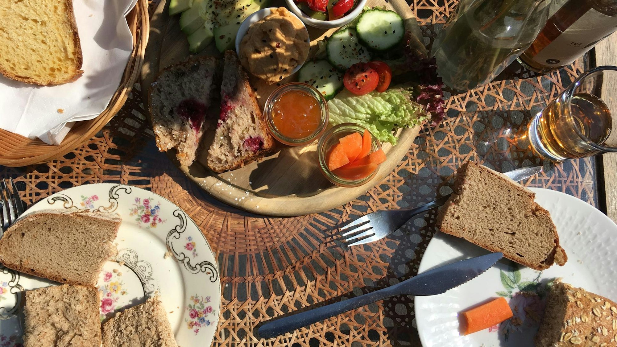 Ein veganes Frühstück steht im Cafe Leuchte auf dem Tisch.