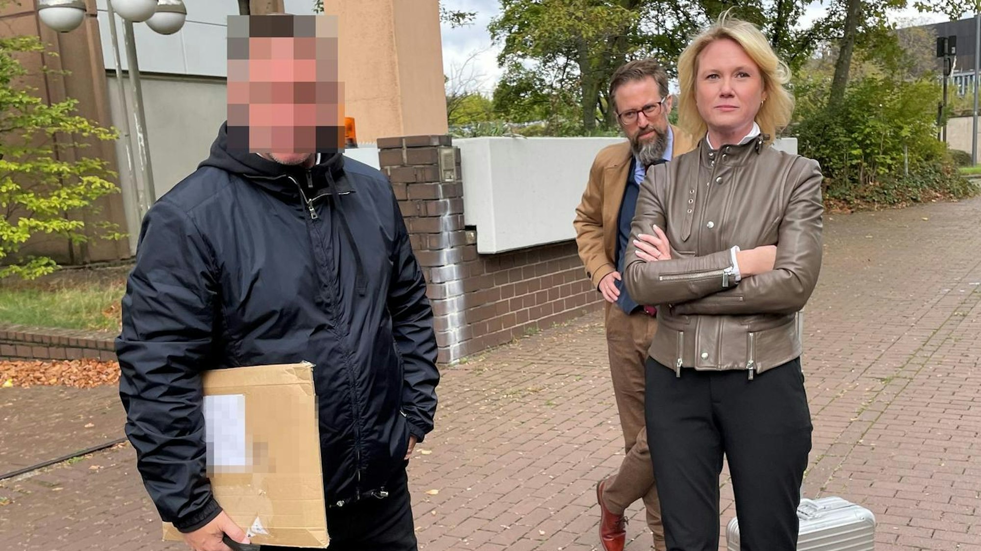 Der verurteilte Fotograf (l.) als freier Mann vor dem Landgericht Köln mit seiner Verteidigerin Denise Gerull und seinem Verteidiger Christian Mertens.