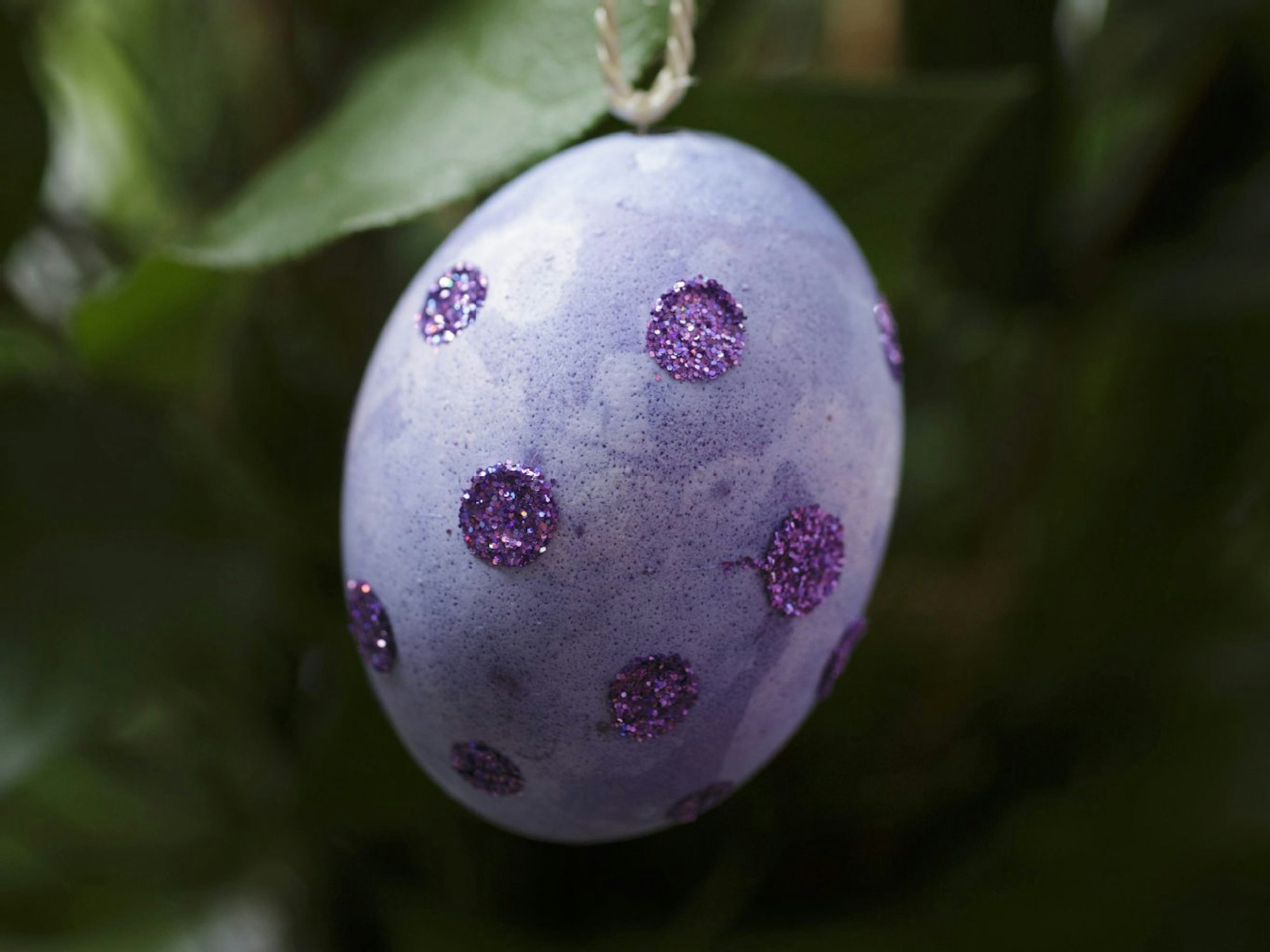 Ein bisschen Disko darf es auch sein: Lila Ei mit Glitzerpunkten