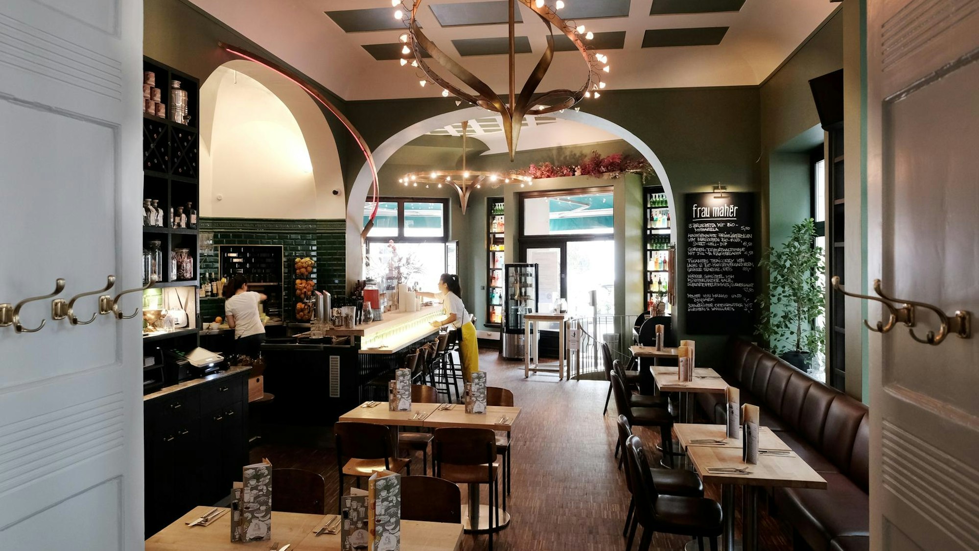 Blick ins Restaurant Frau Maher mit einem hellen Ambiente