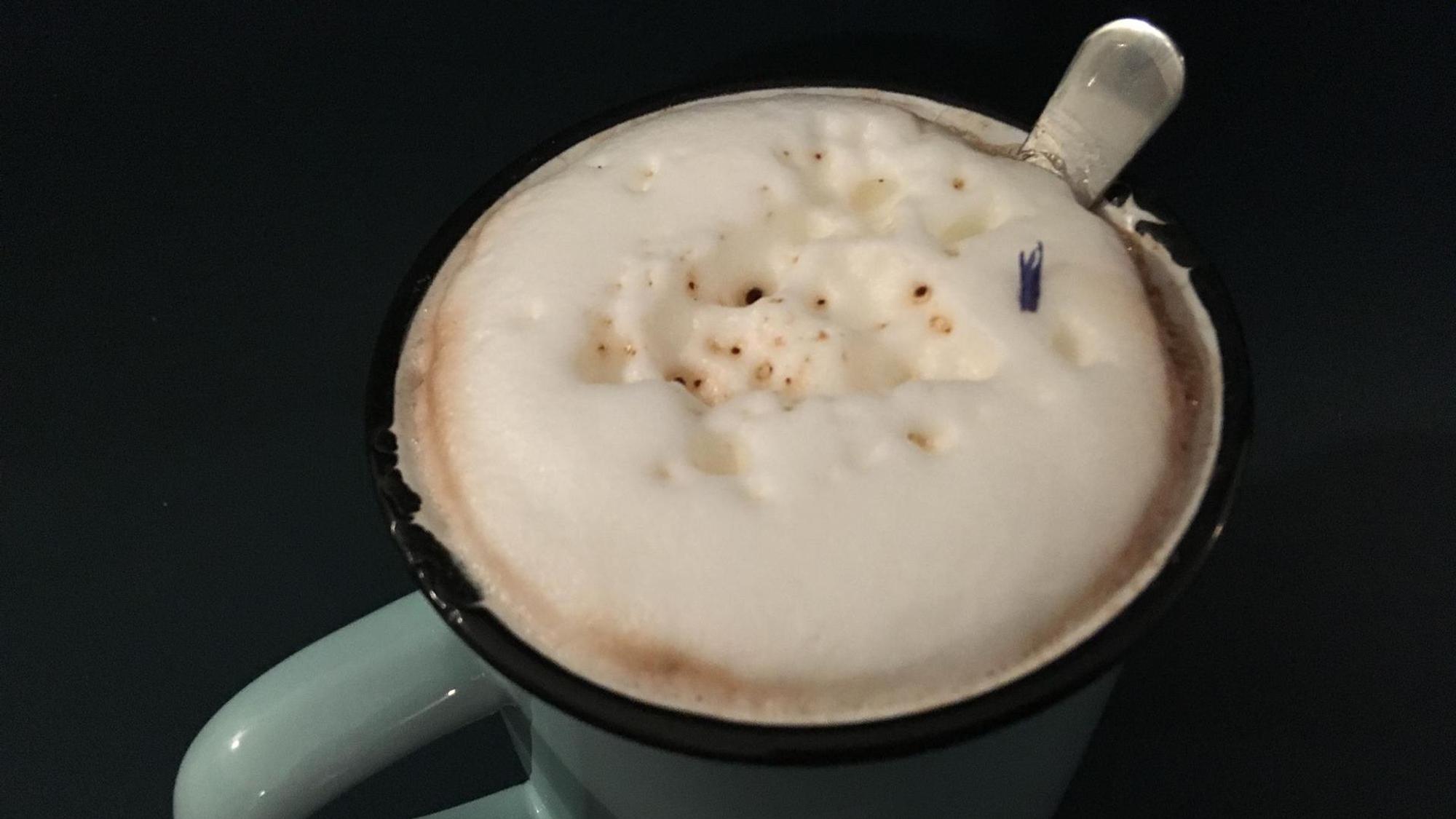 Tasse Kaffee mit Milchschaum