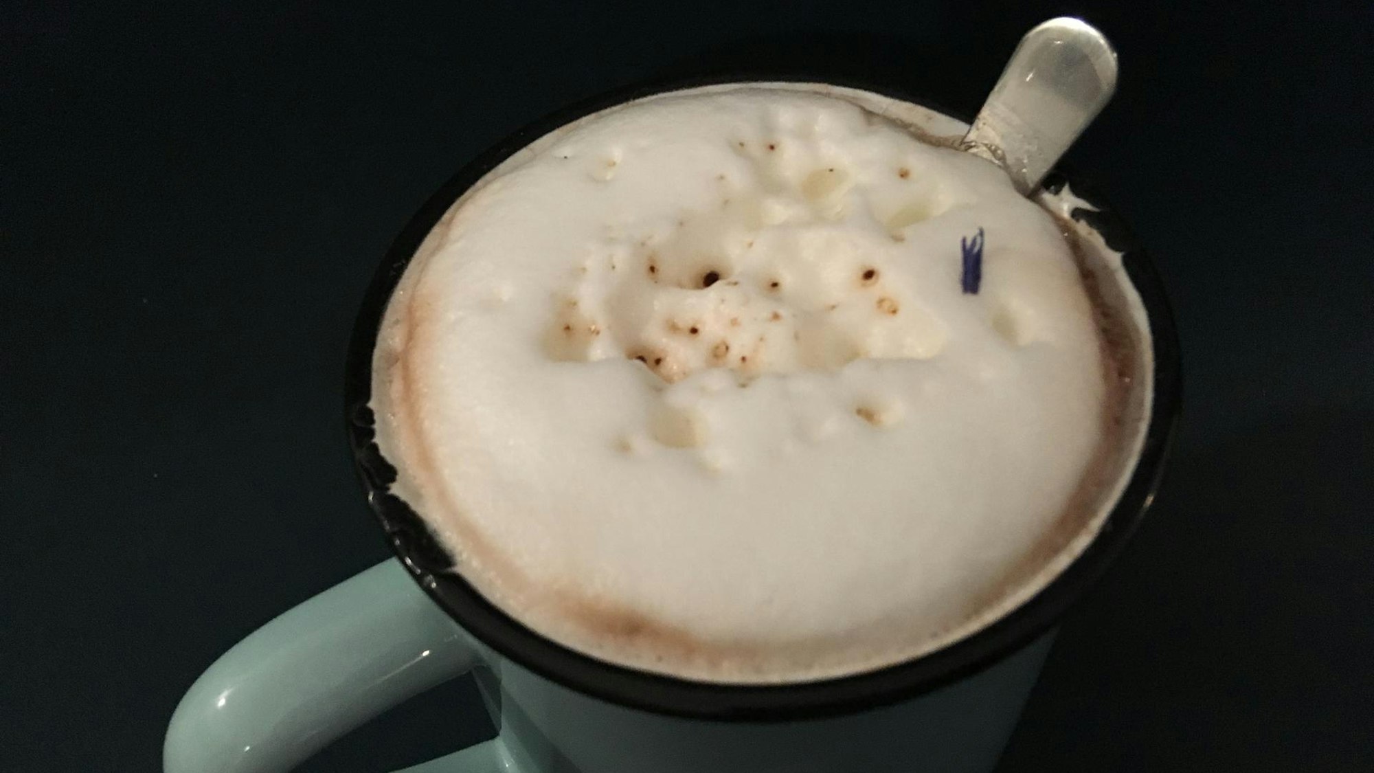 Tasse Kaffee mit Milchschaum