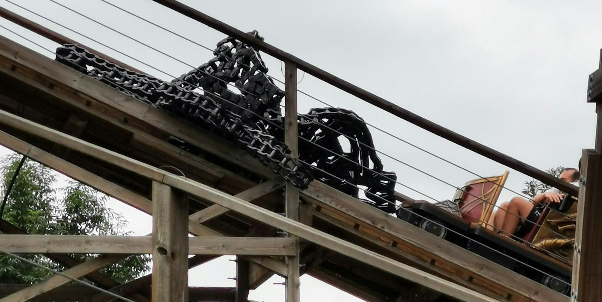 Gerissene Kette einer Holzachterbahn
