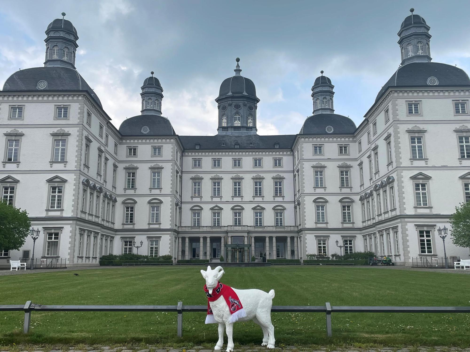 Hennes-vor-Schloss