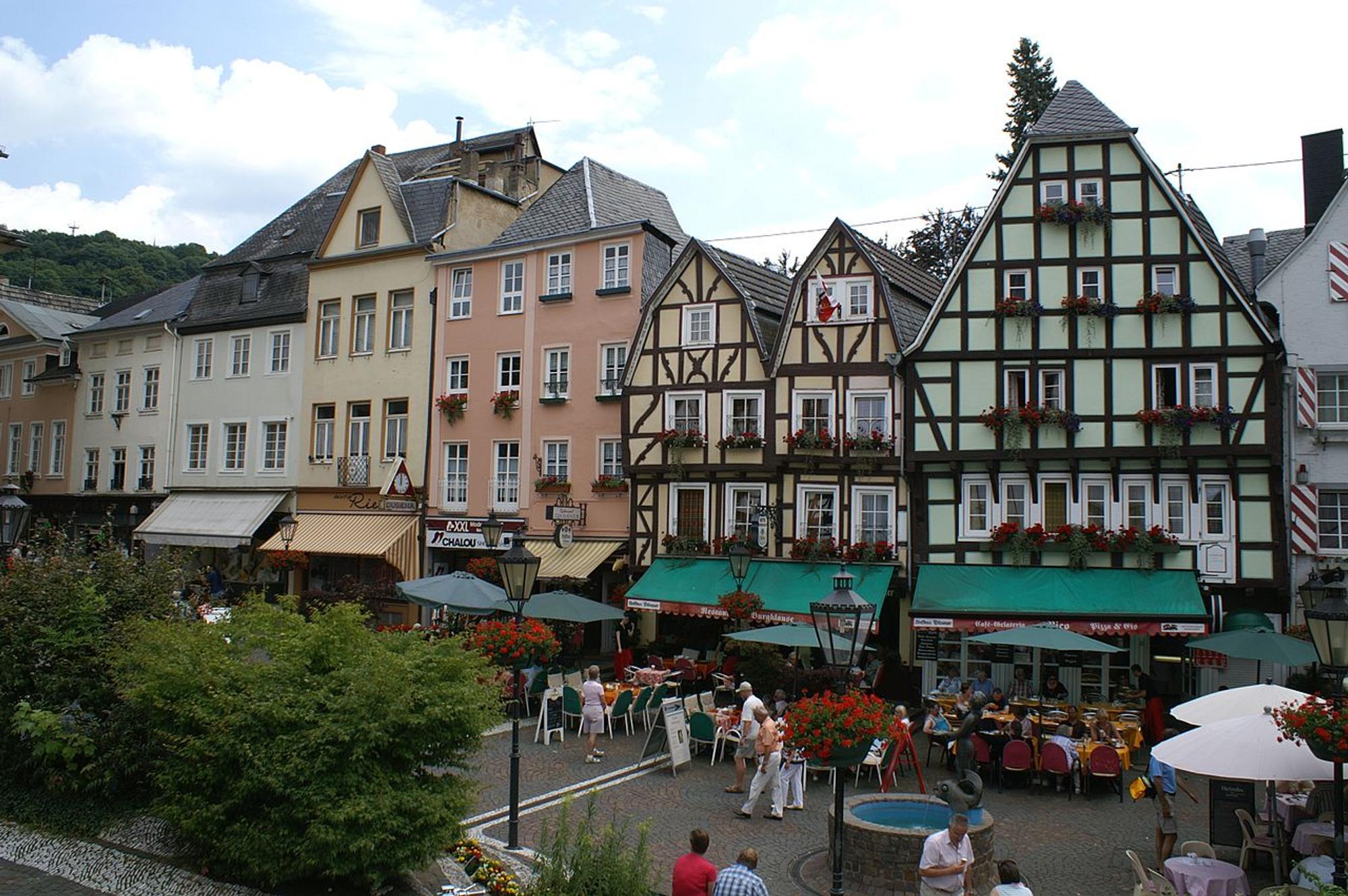1280px-Burgplatz_in_Linz_am_Rhein.jpg-lehle