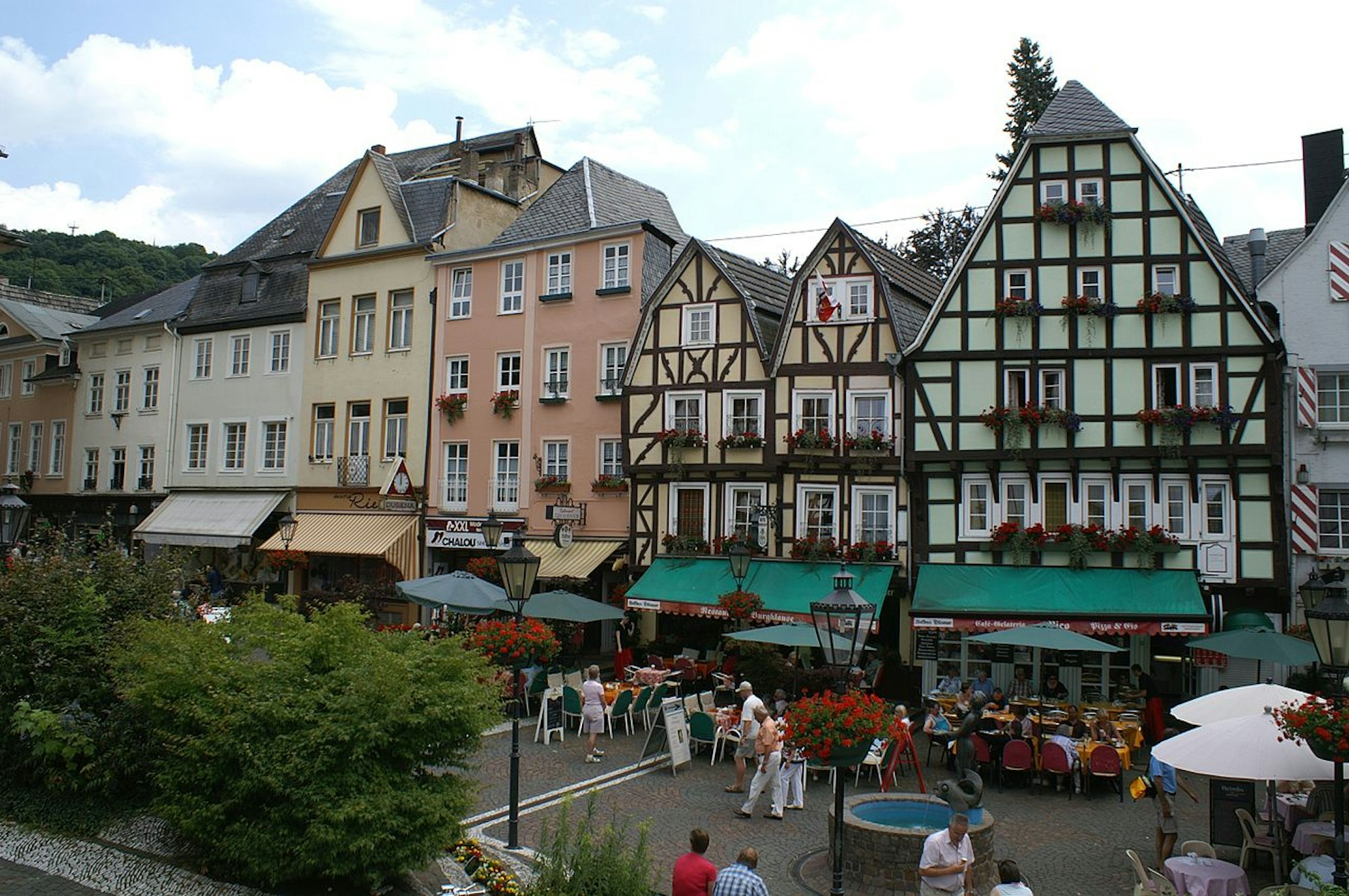 1280px-Burgplatz_in_Linz_am_Rhein.jpg-lehle