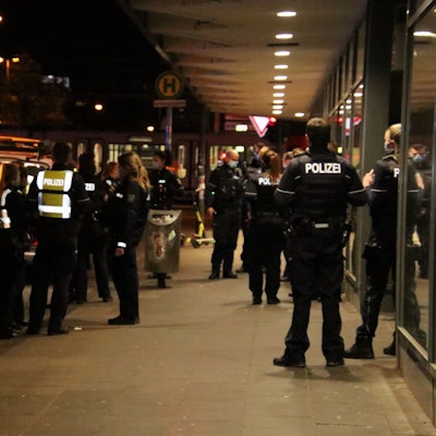 Polizei Großaufgebot Barbarossaplatz Koeln_08
