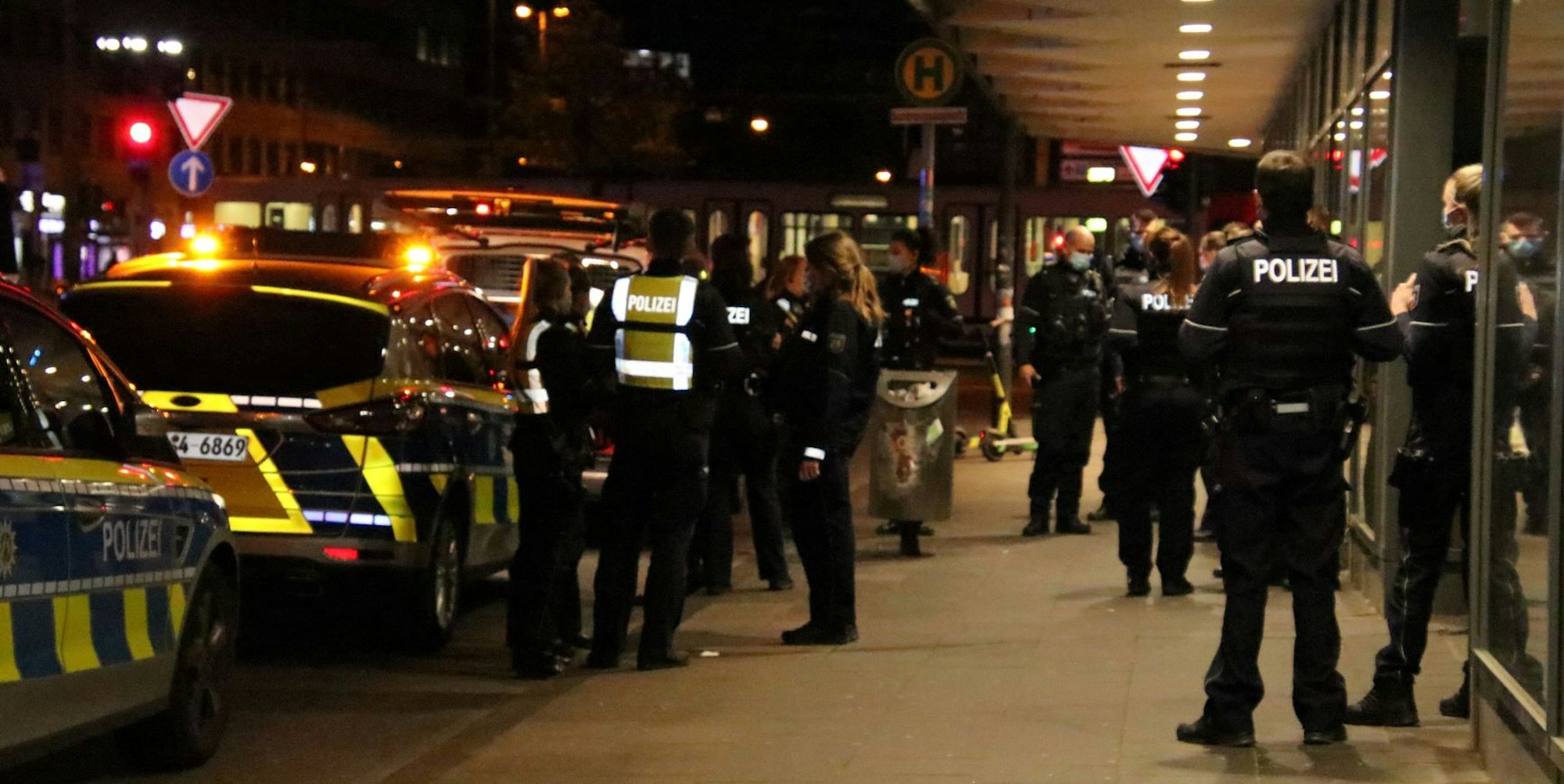 Polizei Großaufgebot Barbarossaplatz Koeln_08