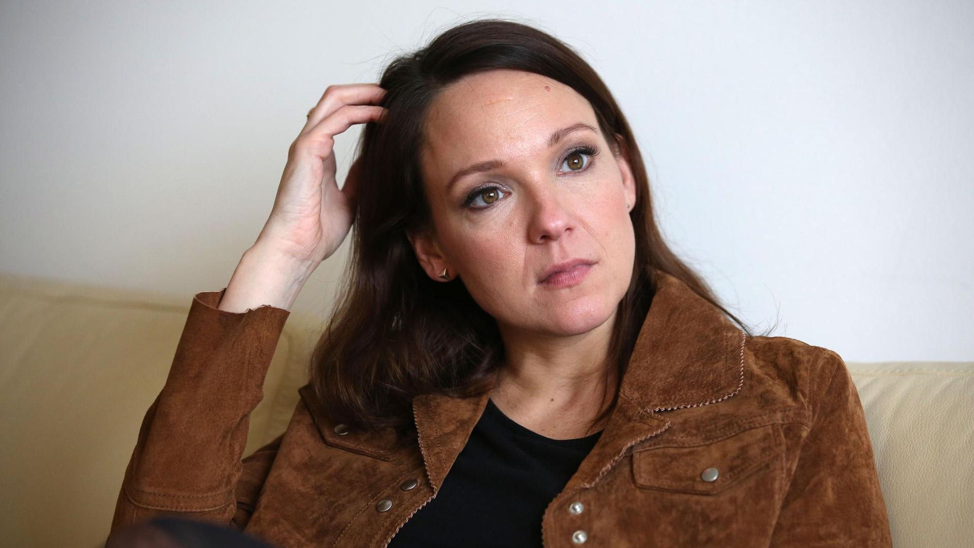 Carolin Kebekus hält eine Hand am Kopf und denkt nach.